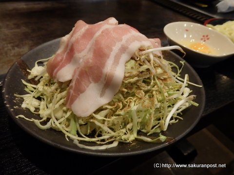 具材はキャベツ、もやし、豚肉