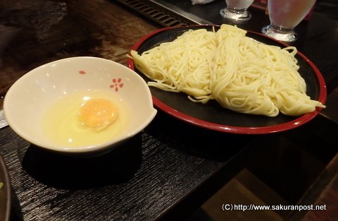 焼きそば生めんに生卵