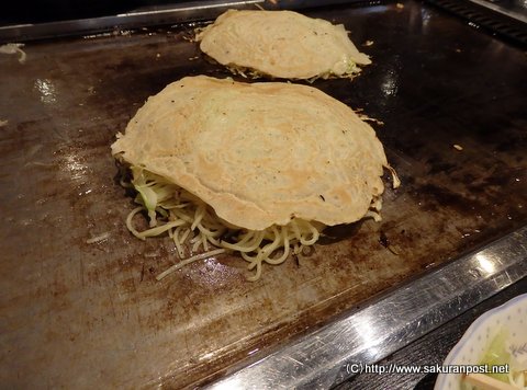 麺の上に広島風お好み焼きを乗せる