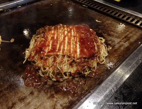 お好み焼きソースをかける