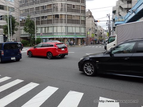 ファミリーマートが目印の交差点