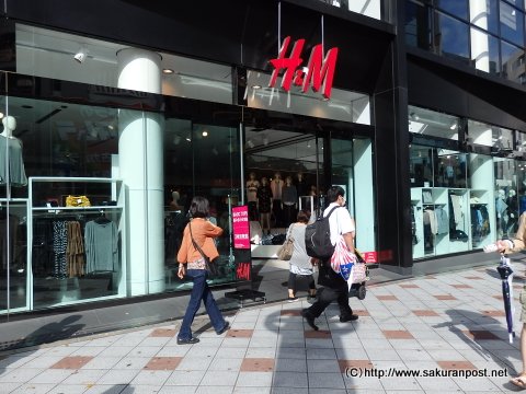 H&M店舗前